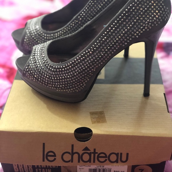 Gorgeous shoes . Le Chateau. Size 7,5 - Picture 3 of 6